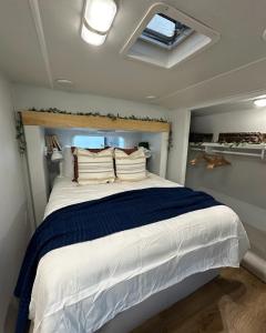 Postel nebo postele na pokoji v ubytování Outside Inn Campground