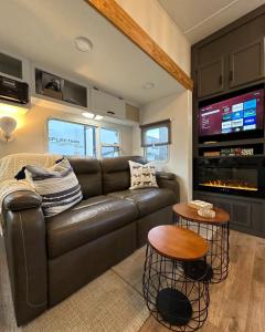 TV a/nebo společenská místnost v ubytování Outside Inn Campground