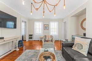 Χώρος καθιστικού στο Coates Townhome 3BR Historic Home Near Mystic Seaport