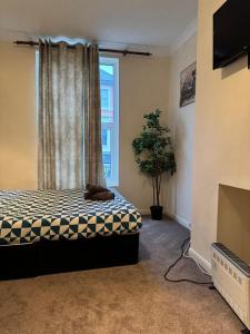 een slaapkamer met een bed en een raam bij Smart Junction in Norwood