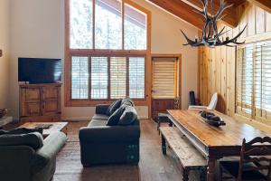 TV a/nebo společenská místnost v ubytování Tahoe Alpine and Lake Escape