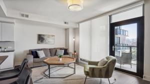 een woonkamer met een bank en een tafel bij Amazing Apt in Midtown in Atlanta