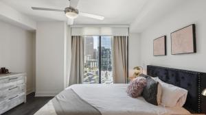 een slaapkamer met een bed met een groot raam bij Amazing Apt in Midtown in Atlanta