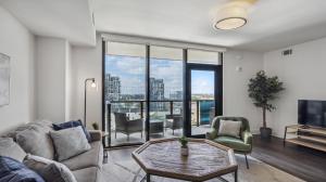 een woonkamer met een bank en een tafel bij Amazing Apt in Midtown in Atlanta