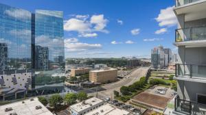een luchtfoto van een stad met hoge gebouwen bij Amazing Apt in Midtown in Atlanta