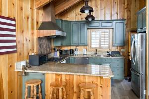 Kuchyň nebo kuchyňský kout v ubytování Tahoe Alpine and Lake Escape
