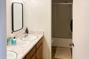 Koupelna v ubytování Tahoe Alpine and Lake Escape + 2 fotografie