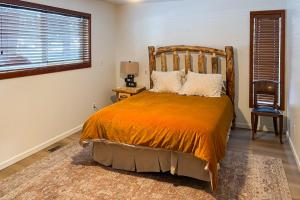 Postel nebo postele na pokoji v ubytování Tahoe Alpine and Lake Escape