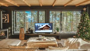 Μια τηλεόραση ή/και κέντρο ψυχαγωγίας στο Chalet Eden Roc luxueux avec Jacuzzi et Sauna Privés 6 personnes +98 φωτογραφίες