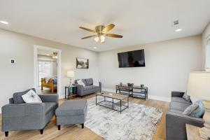 un soggiorno con un divano e un ventilatore a soffitto di Beaver Lake Perch a Lost Bridge Village