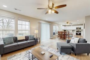 un soggiorno con due divani e un ventilatore a soffitto di Beaver Lake Perch a Lost Bridge Village