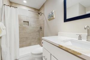 un bagno con lavandino, WC e doccia di Beaver Lake Perch a Lost Bridge Village Altre 16 foto