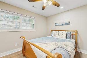 una camera da letto con un letto e un ventilatore a soffitto di Beaver Lake Perch a Lost Bridge Village