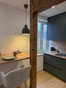 une cuisine avec une table et une chaise dans une pièce dans l'établissement Green apartment, à Jelgava