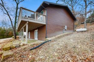 una casa con un ponte sul lato di Beaver Lake Perch a Lost Bridge Village