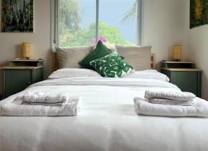 Giường trong phòng chung tại Simply Holzer