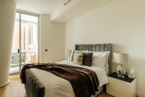 Giường trong phòng chung tại Luxury modern 2Bed-2Bath Apartment