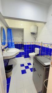 ein blau-weißes Bad mit einem WC und einem Waschbecken in der Unterkunft Golden mile - Downtown Cairo in Kairo + 65 Fotos