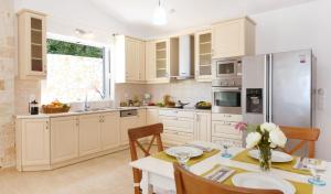 Kuchyň nebo kuchyňský kout v ubytování Monodendri Blue