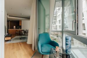 Khu vực ghế ngồi tại Luxury modern 2Bed-2Bath Apartment