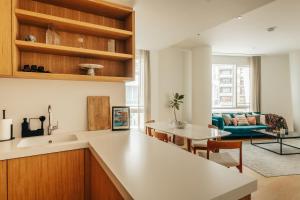 Nhà bếp/bếp nhỏ tại Luxury modern 2Bed-2Bath Apartment +42 ảnh