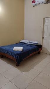 a bed in a room with two towels on it at Casa florida suite- seguridad y ubicación ideal in Ciudad Guayana