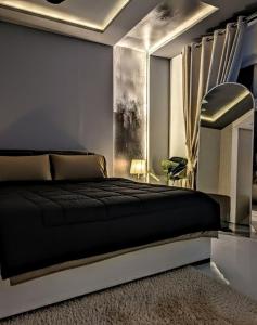 Ένα ή περισσότερα κρεβάτια σε δωμάτιο στο Mirage 1 BR, Condo, Gulberg Lahore Self Check IN