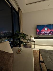 Μια τηλεόραση ή/και κέντρο ψυχαγωγίας στο Mirage 1 BR, Condo, Gulberg Lahore Self Check IN