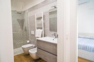 een badkamer met een wastafel, een toilet en een bed bij P&P House 38 Bilo 2 in Bergamo +55 foto's