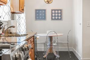 Η κουζίνα ή μικρή κουζίνα στο Coates Townhome 3BR Historic Home Near Mystic Seaport