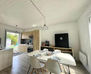 Η κουζίνα ή μικρή κουζίνα στο Le Cocon d'Angles