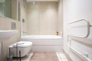 Koupelna v ubytování Leeds City Stay on the River - Sleeps 10 - Central + 31 fotografií