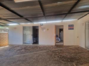 serenity apartments في مافكينج: غرفة فارغة مع مبنى بسقف