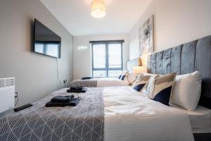Postel nebo postele na pokoji v ubytování Leeds City Stay on the River - Sleeps 10 - Central