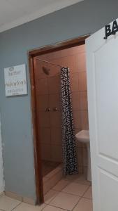 serenity apartments في مافكينج: حمام مع دش مع ستارة دش