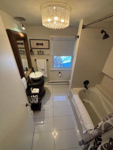 Ванная комната в Vintage Pines Guest House +10 фотографий