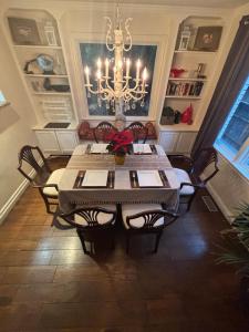 Гостиная зона в Vintage Pines Guest House