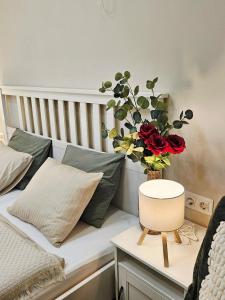 久洛Lilien Deluxe的一张桌子上花瓶的床