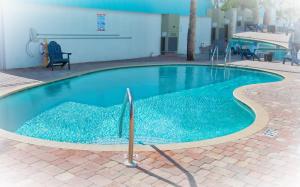 een groot blauw zwembad in een gebouw bij 2BR Siesta Key Downtown Condo Walk Everywhere in Bailey Hall