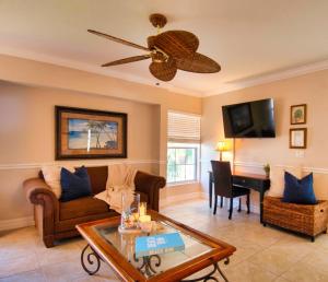 een woonkamer met een bank en een tafel bij 2BR Siesta Key Downtown Condo Walk Everywhere in Bailey Hall