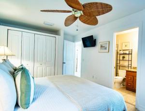 een slaapkamer met een plafondventilator en een bed bij 2BR Siesta Key Downtown Condo Walk Everywhere in Bailey Hall +17 foto's