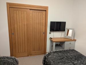 Μια τηλεόραση ή/και κέντρο ψυχαγωγίας στο Royal Gardens Apartment 10 +11 φωτογραφίες