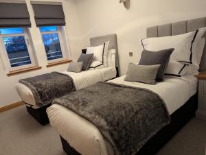 En eller flere senge i et værelse på Royal Gardens Apartment 10 + 11 billeder