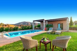 Bazén v ubytování Muses Beach Villas - Thalia nebo v jeho okolí