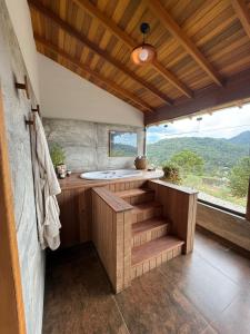 un bagno con lavandino e vasca da bagno di Le Ronde Elysée a Piranguçu