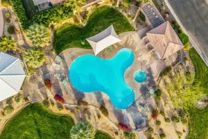 パーム・スプリングスにあるVista-Verdeのプール付きのスイミングプールのオーバーヘッドビュー