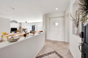 パーム・スプリングスにあるVista-Verdeの白い壁のリビングルーム、キッチン