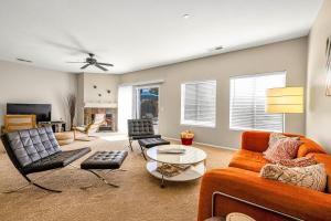 パーム・スプリングスにあるVista-Verdeのリビングルーム(オレンジ色のソファ、椅子付)