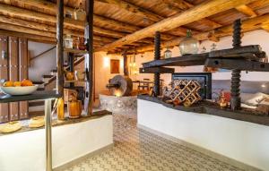 Una gran cocina con un horno de leña. en Impresionante casa molino, en Benadalid
