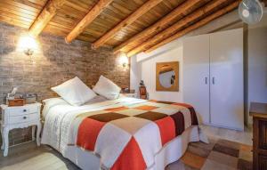 Un dormitorio con una cama y una pared de ladrillo. en Impresionante casa molino, en Benadalid